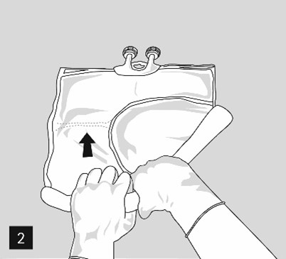 Rulla påsen med båda händerna, börja med att öppna förseglingen som skiljer den övre kammaren från den nedre kammaren (fig. 2)