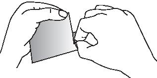 Bilden visar att man river upp kuvertet i skåran och river försiktigt av kanten på kuvertet helt och hållet.
