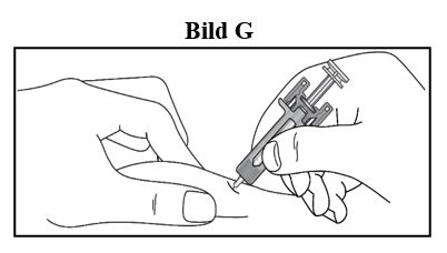 Steg 10. Nyp försiktigt ihop huden på injektionsstället med ena handen och för in nålen med andra handen som bilden visar (se bild G)