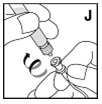 Ta bort sprutan från adaptern (adaptern ska sitta kvar på injektionsflaskan). Anslut sprutan till infusionssetet (J). 