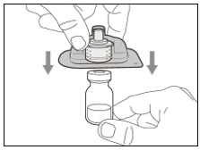 Tryck bestämt ner blisterförpackningen av plast med flaskadapter på den nya injektionsflaskan 