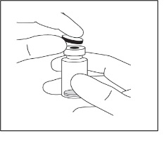 Ta bort plastlocket och desinficera den yttre delen av injektionsflaskans gummipropp.