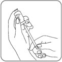 Händer som drar upp förskriven dos ur injektionsflaskan. 