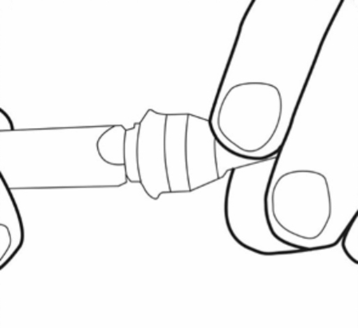Bilden visar hur kanylen sätts fast på sprutan
