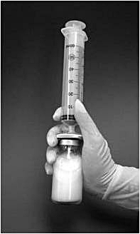 Figur 2 visar hur injektionsflaskan ska skakas med fastsatt filter och spruta.