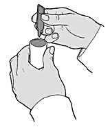 Bilden visar på en endosbehållare som är upp och ned vänd och att man trycker ur innehållet i nebulisatorbehållaren.